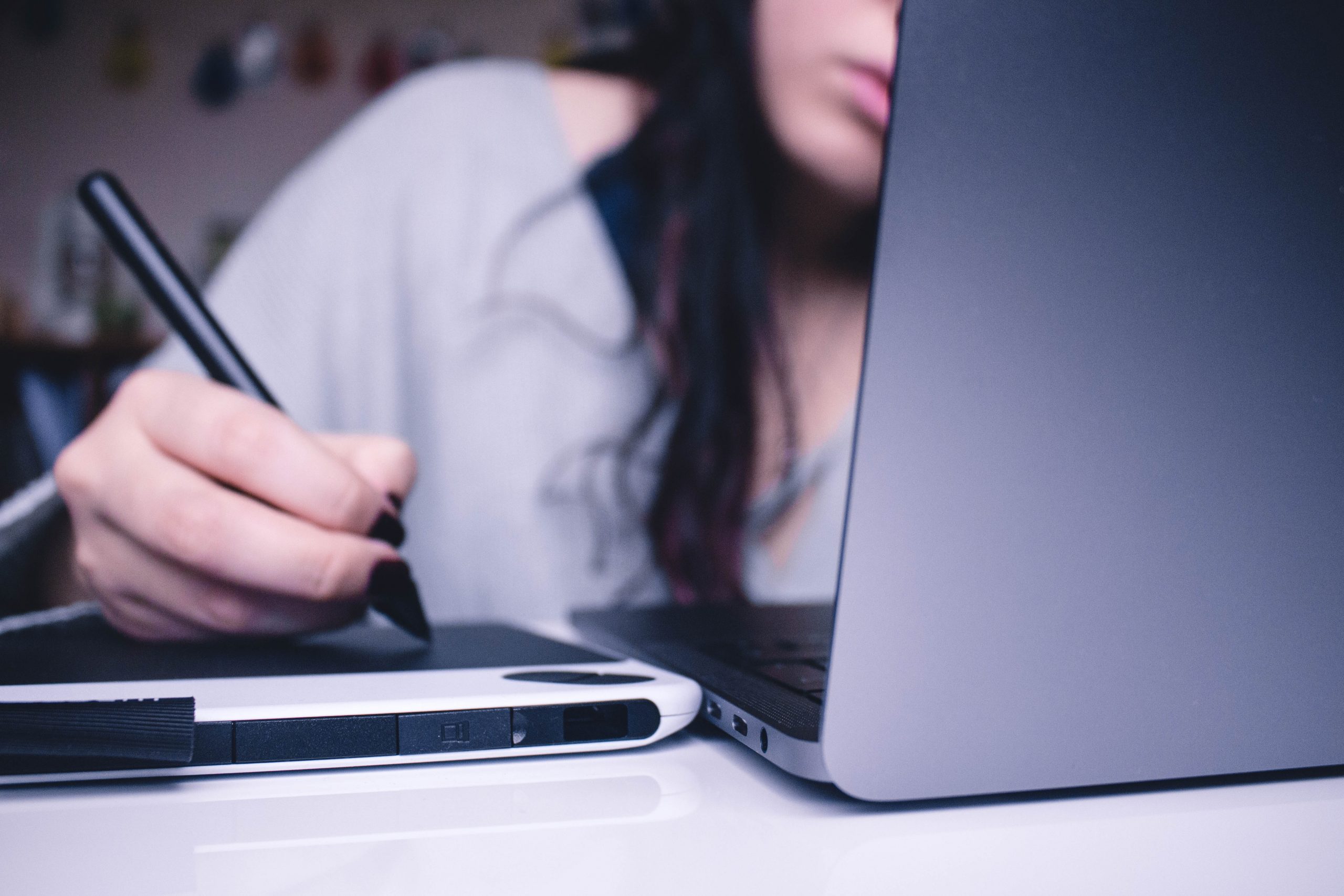 Digitaalne kõrgharidus. Pildil õpib noor naine arvuti ees.