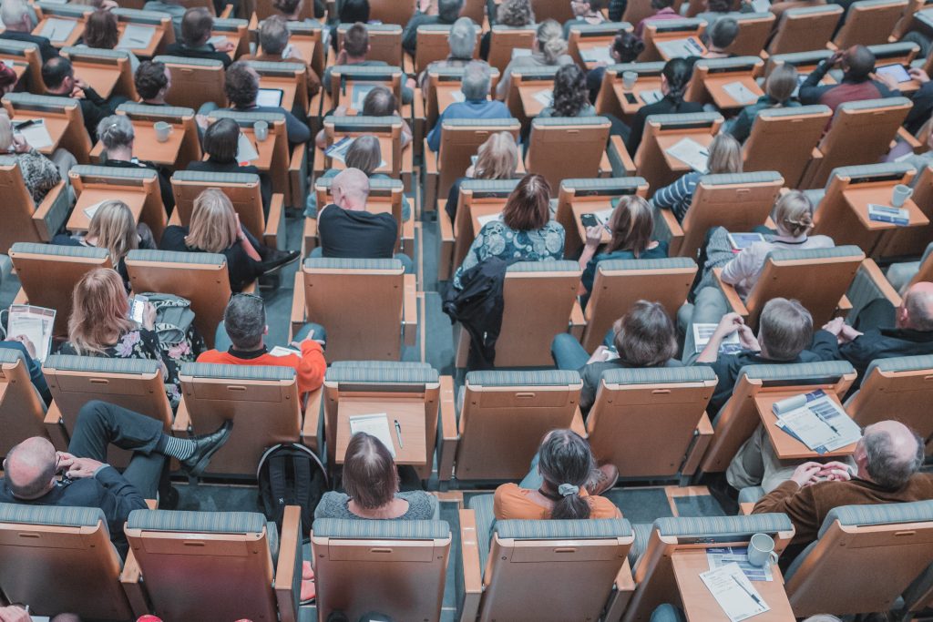 Pildil kõrgkooli auditoorium.