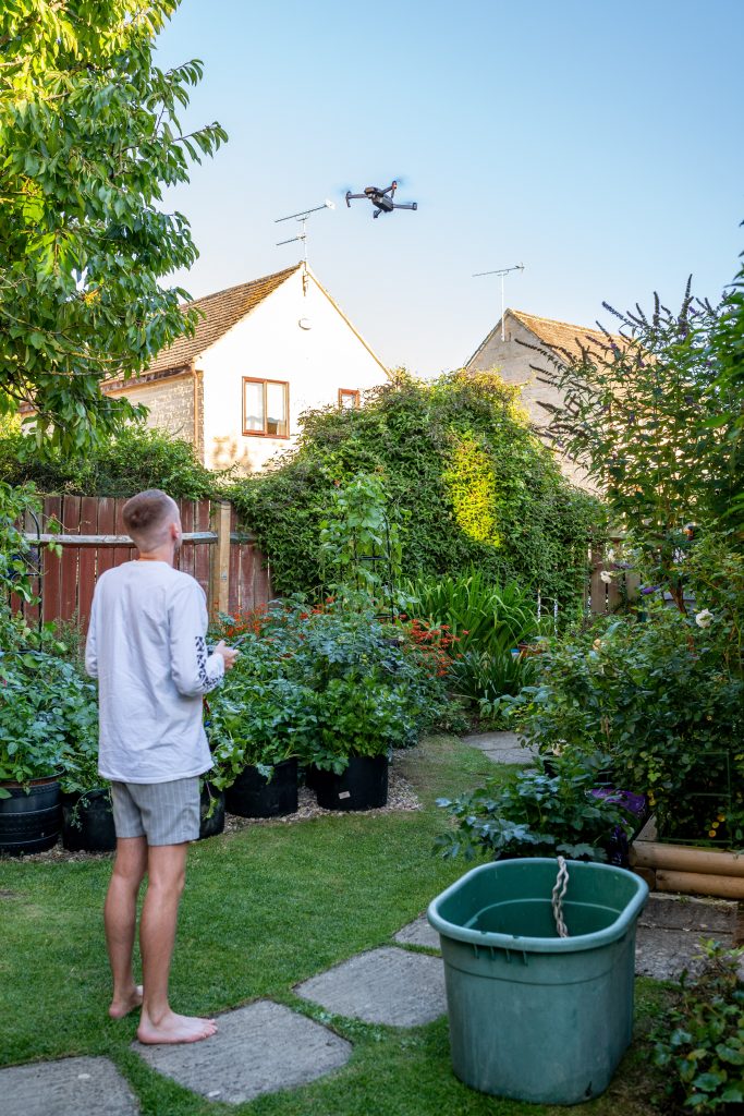 Mees lennutab aias drooni. Foto: Unsplash.com